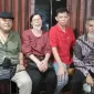 Foto: Korban Eka Saputra Setiono (Kaos Merah) Bersama Istri Didampingi Kuasa Hukum, Dominggus Maurits Luitnan (Kanan) dan Tjitro Tejo (Kiri)