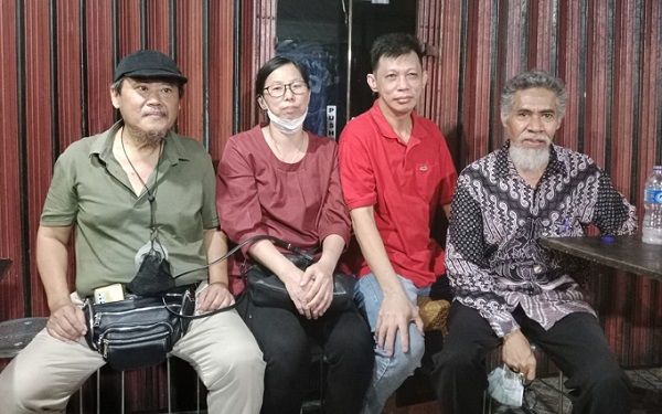 Foto: Korban Eka Saputra Setiono (Kaos Merah) Bersama Istri Didampingi Kuasa Hukum, Dominggus Maurits Luitnan (Kanan) dan Tjitro Tejo (Kiri)