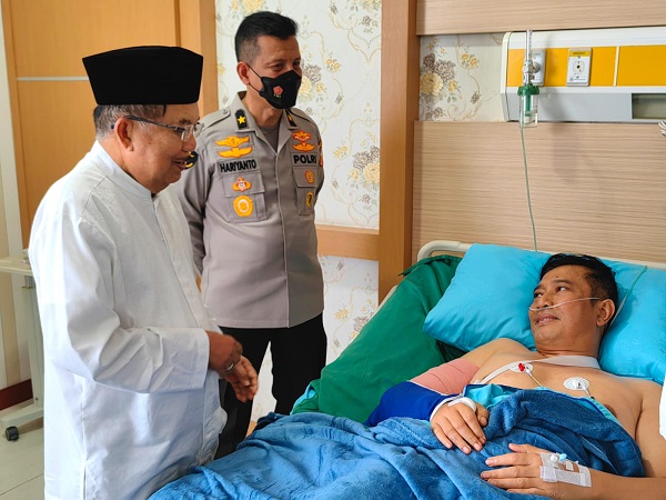 Jusuf Kalla Jenguk Kapolda Jambi di Rumah Sakit