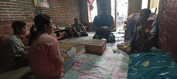 Anggota TNI Koramil 0802-11 Bungkal Serahkan Bantuan 