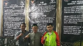 Foto: Ketua Distrik LSM GMBI Kota Bekasi, Abah Zakaria (Tengah) Bersama Wakil Distrik, Delvin Chaniago (Kanan) dan  Cepi Firmansyah (Kiri)