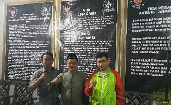 Foto: Ketua Distrik LSM GMBI Kota Bekasi, Abah Zakaria (Tengah) Bersama Wakil Distrik, Delvin Chaniago (Kanan) dan  Cepi Firmansyah (Kiri)