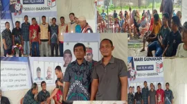 Ket. Foto: Tampak depan Padmono Bersama Ketua RW024, Sahid Sutomo Serta Foto Para Calon dan Panitia Pemilihan