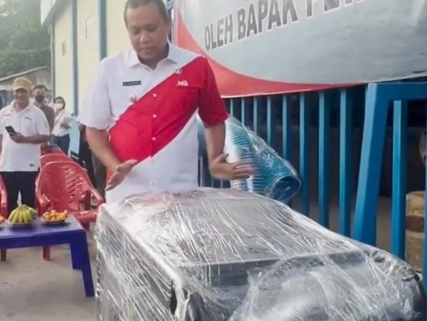 Foto : Plt Walikota Bekasi Tri Adhianto menyerahkan mesin pompa penanggulangan banjir.