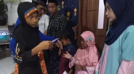 Foto: Vanesa Mutiara Larasaty Saat Memberikan Santunan Anak Yatim