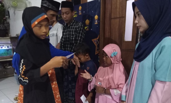 Foto: Vanesa Mutiara Larasaty Saat Memberikan Santunan Anak Yatim