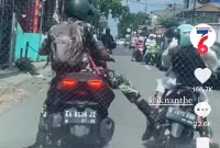 Foto: Saat Praka ANG Menendang Motor Ibu-Ibu di Jalan Raya  