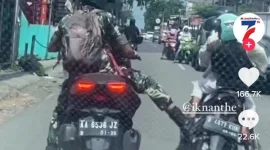 Foto: Saat Praka ANG Menendang Motor Ibu-Ibu di Jalan Raya  