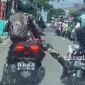 Foto: Saat Praka ANG Menendang Motor Ibu-Ibu di Jalan Raya  