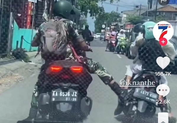 Foto: Saat Praka ANG Menendang Motor Ibu-Ibu di Jalan Raya  