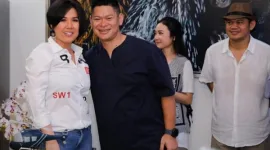 Foto:: Raja Sapta Oktohari Tengah Berfose Dengan Natalia Rusli