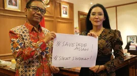 Foto: Mahfud MD Bersama Rieke Diah Pitaloka