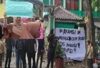 Foto: Aksi Orang Tua Siswa Yang Tidak Keberatan Dengan Study Tour 