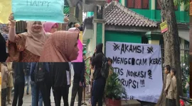 Foto: Aksi Orang Tua Siswa Yang Tidak Keberatan Dengan Study Tour 