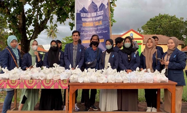 Mahasiswa STIA Maulana Yusuf Banten Berbagi Takjil Gratis