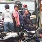 Sekelompok Orang Tongkrongi Rumah Apin