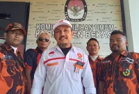 Foto: Asep Syabril Usai Mendaftarkan Diri ke KPU Kabupaten Bekasi 