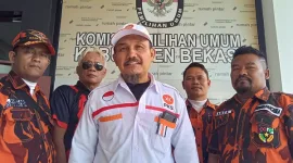 Foto: Asep Syabril Usai Mendaftarkan Diri ke KPU Kabupaten Bekasi 