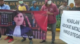 Foto: Aksi Sejumlah Massa di Depan PN Jakarta Barat