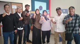 Foto: Plt Kadishub Kota Bekasi Mariana (Baju Dinas Dishub) bersama Heri (Jaket Coklat Bertopi) berserta Istri (Pakai Hijab) dan Awak Media     