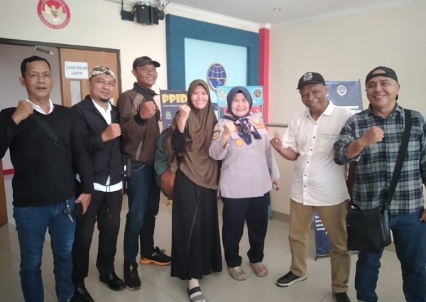 Foto: Plt Kadishub Kota Bekasi Mariana (Baju Dinas Dishub) bersama Heri (Jaket Coklat Bertopi) berserta Istri (Pakai Hijab) dan Awak Media     