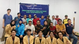 Gambar 6 Kegiatan Foto Bersama Para Pengurus RW 08 dan Dosen Pembimbing Lapangan (DPL)