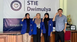 Kepala LPPM STIE Dwimulya, Bambang Arianto, MA, M.Ak Bersama Mahasiswa