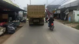 Dump Truck Kembali Bebas Melintas di Jalan Raya Kebalen