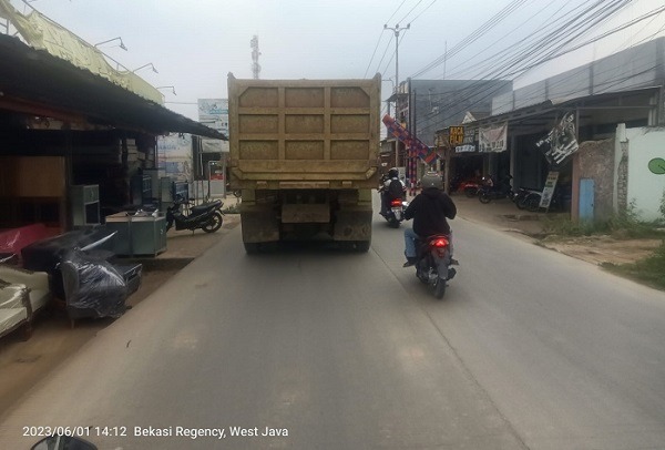 Dump Truck Kembali Bebas Melintas di Jalan Raya Kebalen