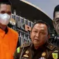 Ket. Foto: Dadan Tri Yudianto (Tersangka), Ketut Sumedana dan Wakil Jaksa Agung, Sunarta