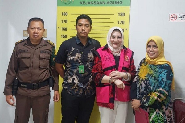 Foto: Tersangka Amalia Komalasari Dengan Penyidik Kejaksaan