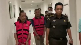 Foto: Kedua Tersangka Digiring Petugas Kejaksaan