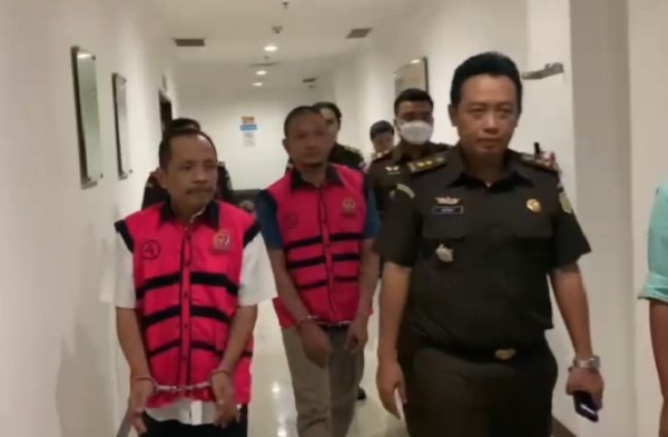 Foto: Kedua Tersangka Digiring Petugas Kejaksaan