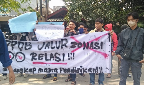 Aksi Mahasiswa di SMAN 2 Kota Bekasi