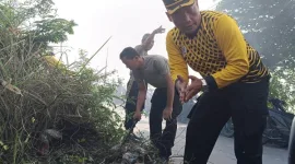 Foto: Kapolsek Cikarang Timur, Kompol Bambang Krisnadi Saat Ikut Bersih Bersih