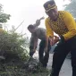 Foto: Kapolsek Cikarang Timur, Kompol Bambang Krisnadi Saat Ikut Bersih Bersih