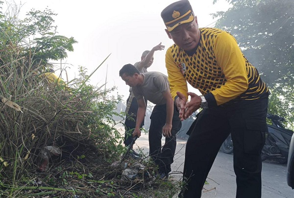 Foto: Kapolsek Cikarang Timur, Kompol Bambang Krisnadi Saat Ikut Bersih Bersih