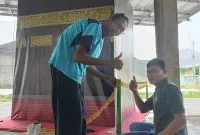Ket. Foto: Wakil Ketua RT01, Heriyanto Bersama Bendahara RT01, Abdul Ropik Tengah Sibuk Mempersiapkan Miniatur Ka'bah