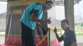 Ket. Foto: Wakil Ketua RT01, Heriyanto Bersama Bendahara RT01, Abdul Ropik Tengah Sibuk Mempersiapkan Miniatur Ka'bah