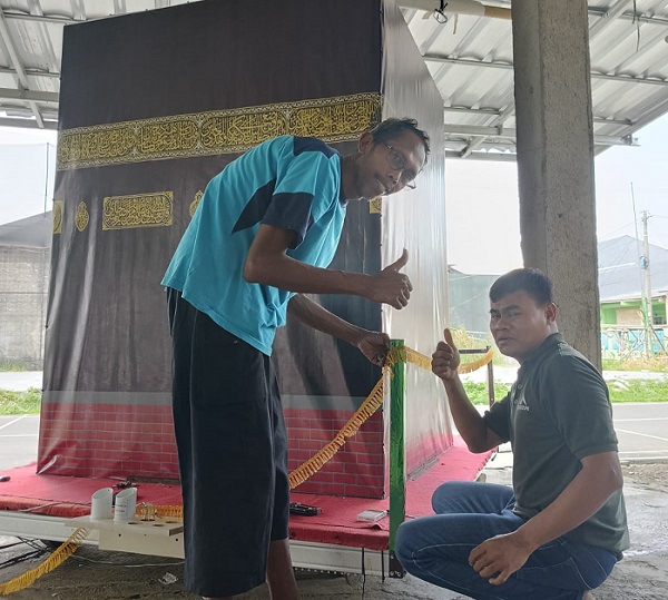 Ket. Foto: Wakil Ketua RT01, Heriyanto Bersama Bendahara RT01, Abdul Ropik Tengah Sibuk Mempersiapkan Miniatur Ka'bah