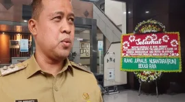 Ket. Foto: Plt Walikota Bekasi, Tri Adhianto & Karangan Bunga 