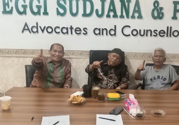 Ket. Foto: Damai H. Lubis (Kiri) dan Eggi Sudjana (Tengah)