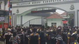 FOTO: Aksi Massa LSM GMBI di Kejaksaan Negeri Kabupaten Bekasi