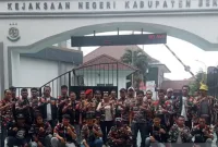 Foto: Ormas Laskar Merah Putih Saat Aksi di Kejaksaan Negeri Kabupaten Bekasi