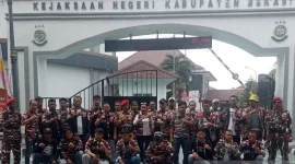 Foto: Ormas Laskar Merah Putih Saat Aksi di Kejaksaan Negeri Kabupaten Bekasi