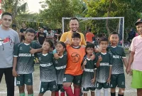 Foto: Tim Futsal (Dapin, Al Ghozali, Iput, Rizky, Sagar, Daffa, Azam) Bersama Ketua Bidang Olahraga M. Nur Hidayattullah (Kiri) dan Kusnadi (Tengah Tokoh RT01), Ruswandi (Kanan Sepuh RT01) 