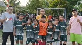 Foto: Tim Futsal (Dapin, Al Ghozali, Iput, Rizky, Sagar, Daffa, Azam) Bersama Ketua Bidang Olahraga M. Nur Hidayattullah (Kiri) dan Kusnadi (Tengah Tokoh RT01), Ruswandi (Kanan Sepuh RT01) 