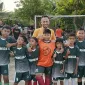 Foto: Tim Futsal (Dapin, Al Ghozali, Iput, Rizky, Sagar, Daffa, Azam) Bersama Ketua Bidang Olahraga M. Nur Hidayattullah (Kiri) dan Kusnadi (Tengah Tokoh RT01), Ruswandi (Kanan Sepuh RT01) 