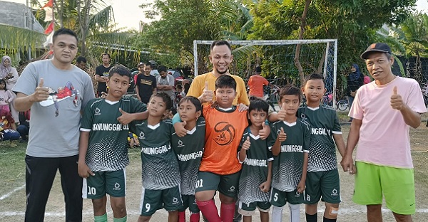 Foto: Tim Futsal (Dapin, Al Ghozali, Iput, Rizky, Sagar, Daffa, Azam) Bersama Ketua Bidang Olahraga M. Nur Hidayattullah (Kiri) dan Kusnadi (Tengah Tokoh RT01), Ruswandi (Kanan Sepuh RT01) 