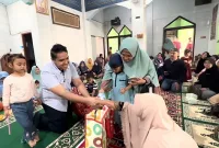 Foto: Justin Adrian Untayana Tengah Berbagi Bingkisan Anak Yatim